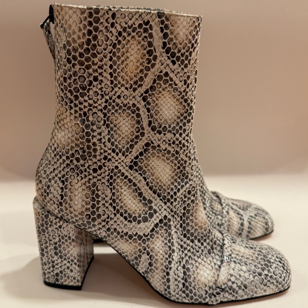 Chelsea Paris Gray Heeled Boots with Sleek Design